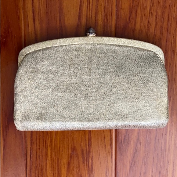 🌿 Gold Clutch